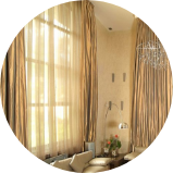 Автоматические гардины в гостинной